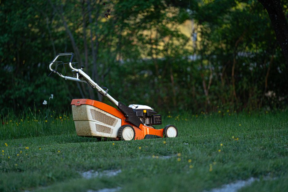 Pushing lawn mower